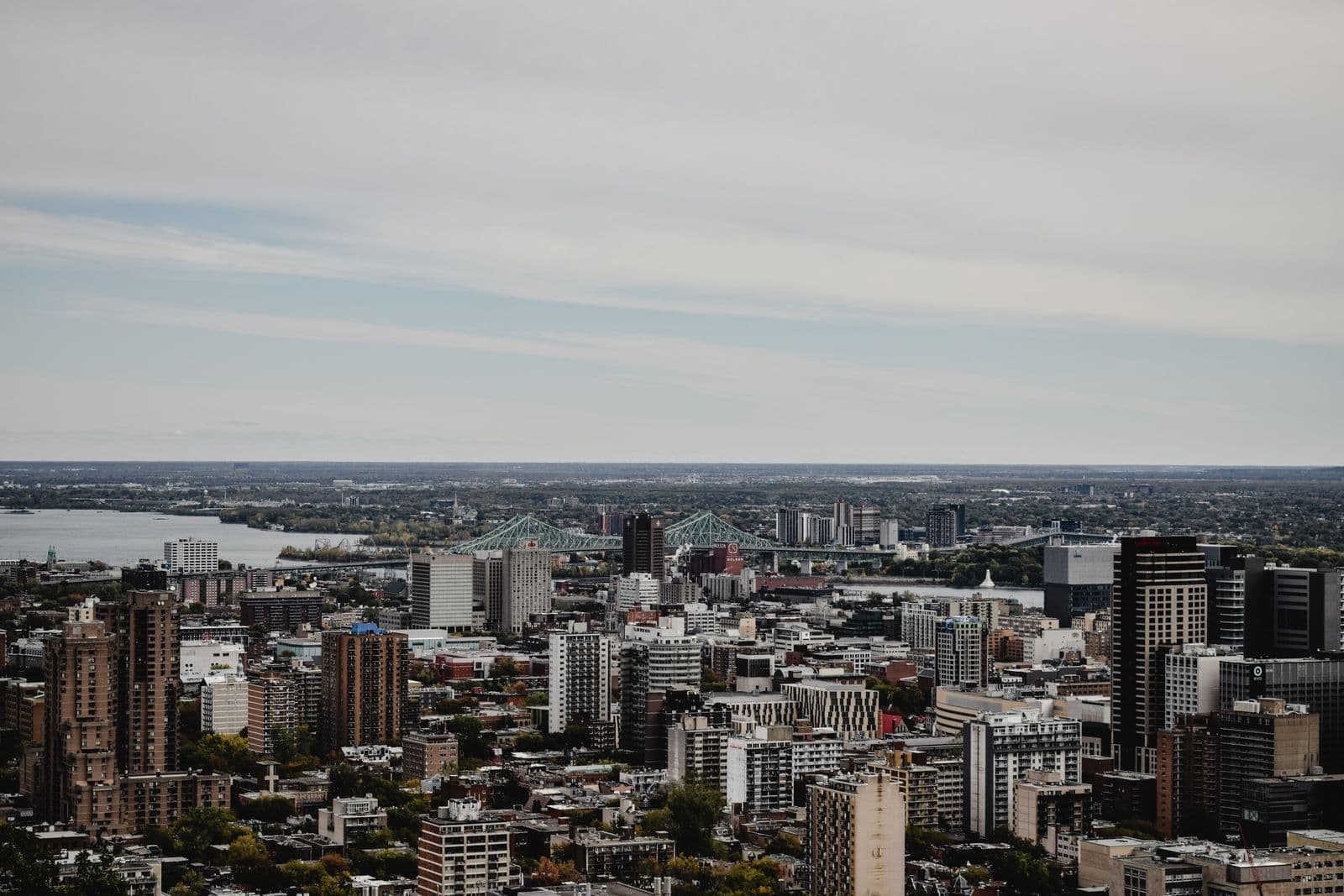 Le pont Jacques-Cartier franchissant le fleuve vers la Rive-Sud, vu depuis le mont Royal.