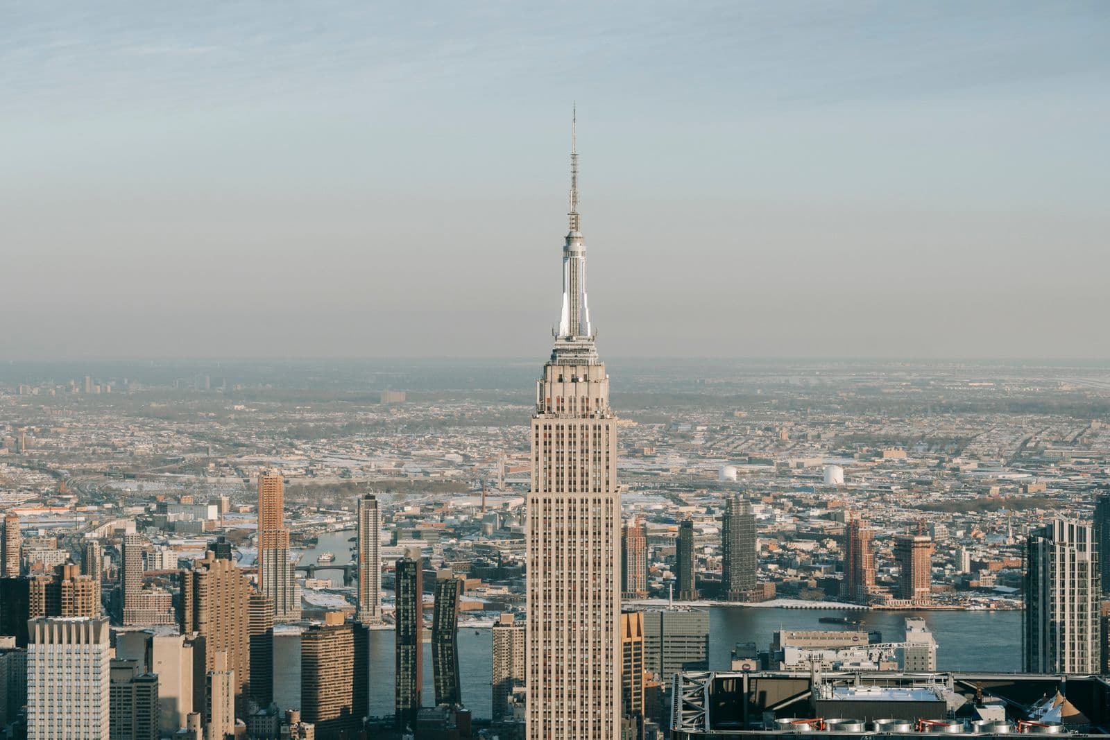 L’Empire State Building au-dessus des toits de Manhattan.