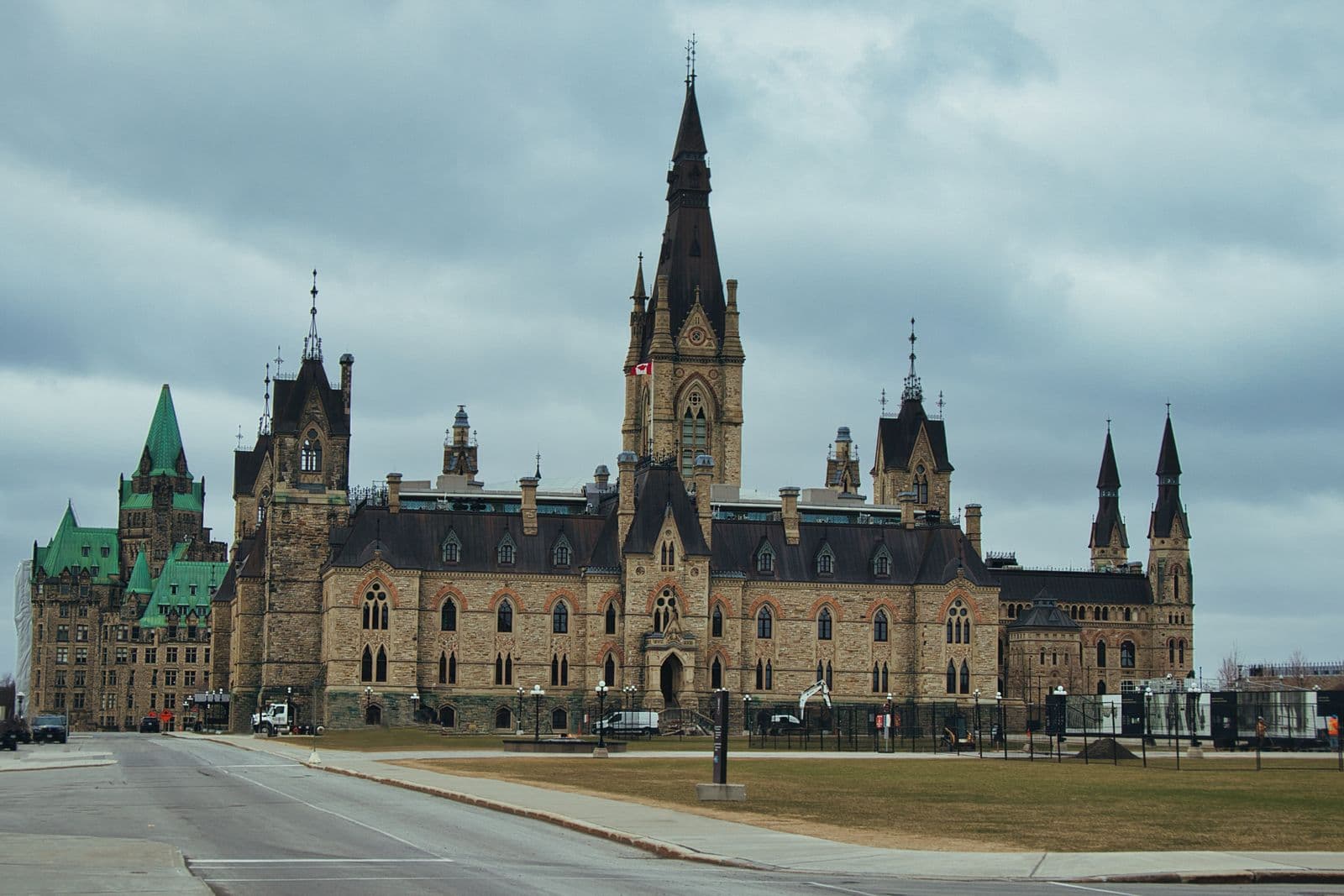 L’édifice de l’Ouest de la colline du Parlement, à Ottawa, sous un ciel couvert.