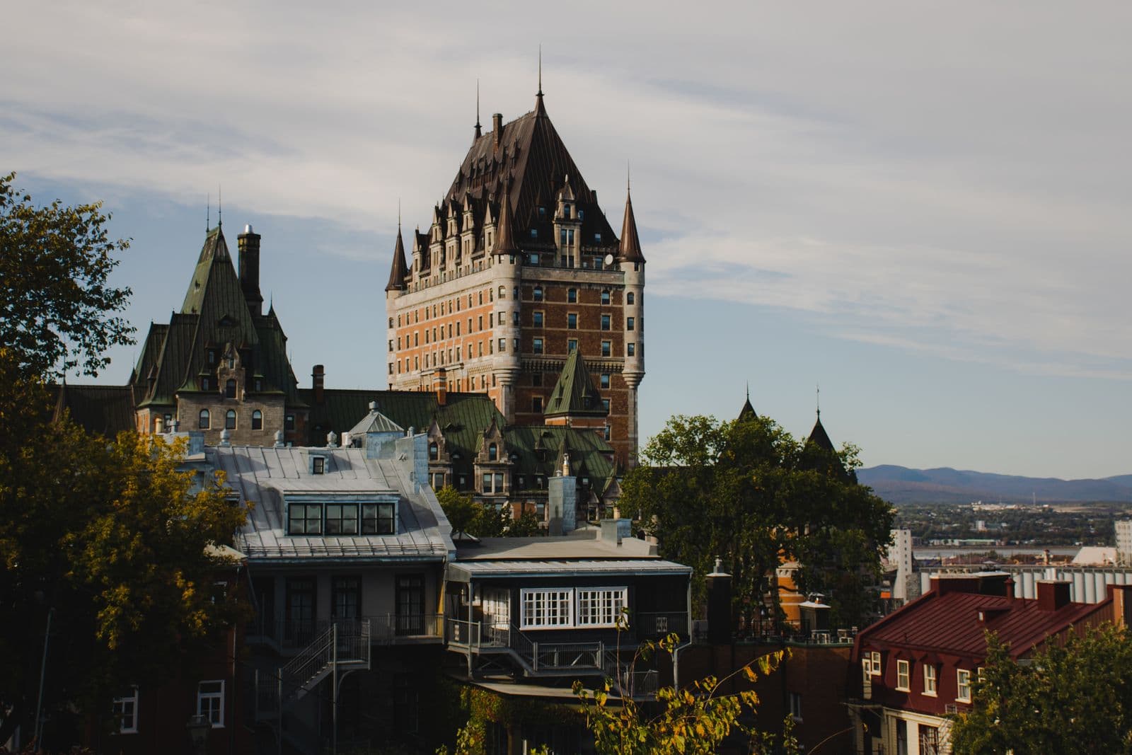 Le Château Frontenac dominant les toits du Vieux-Québec.