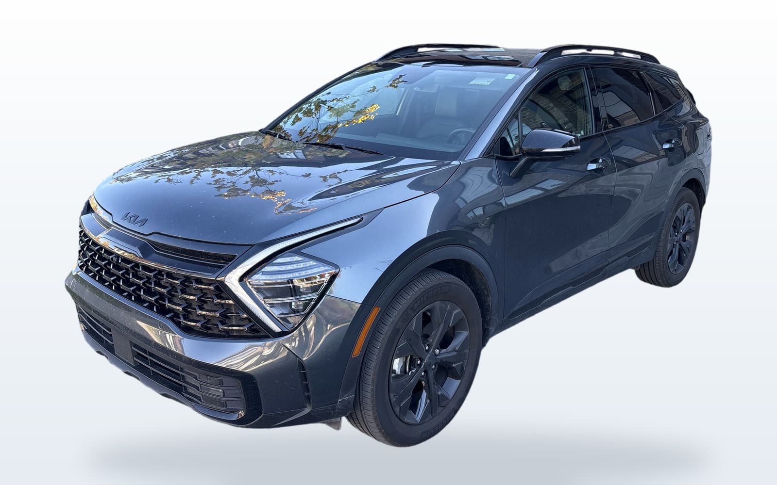 Le Kia Sportage X-Line Limited de TractoPlus, gris, vu de trois quarts avant.