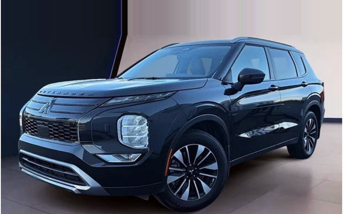 Le Mitsubishi Outlander LE de TractoPlus, noir, vu de trois quarts avant.